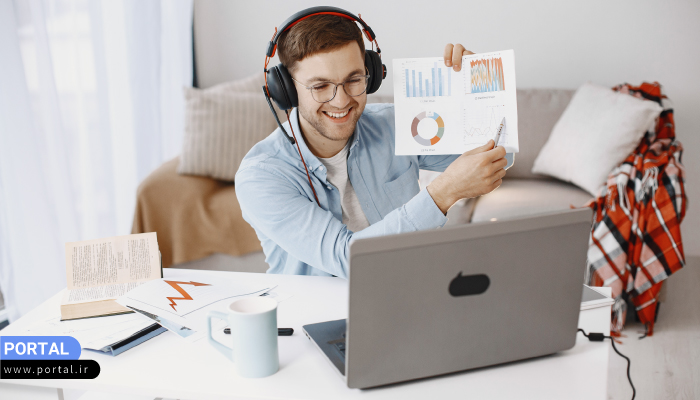 تصویری از یک مشاور آنلاین در حال ارائه خدمات مشاوره در منزل